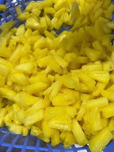 Canned pineapple tidbit